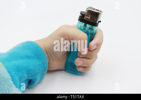 Accendino in mano di capretto su sfondo bianco. Foto Stock