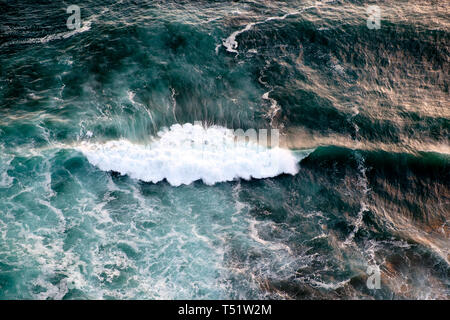 Le onde del mare. Il Mercer Bay, Auckland Foto Stock
