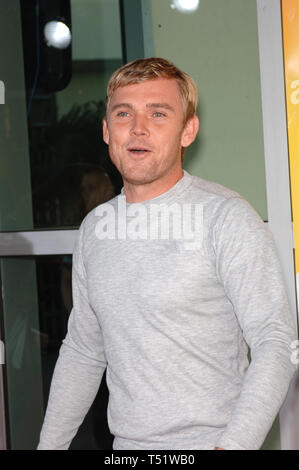 LOS ANGELES, CA. Agosto 11, 2005: Attore Rick Schroder & moglie alla premiere mondiale di 40 Year-Old vergine, al Arclight Theatre, Hollywood. © 2005 Paul Smith / Featureflash Foto Stock