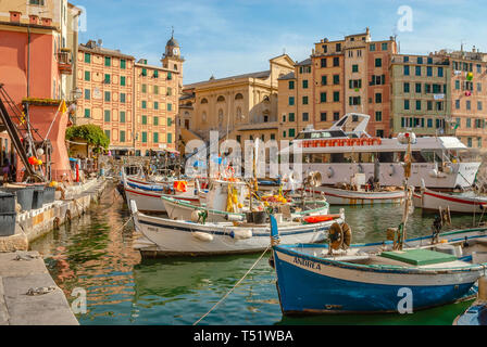 Porto di pesca di Camogli in Liguria, a nord-ovest Italia Foto Stock