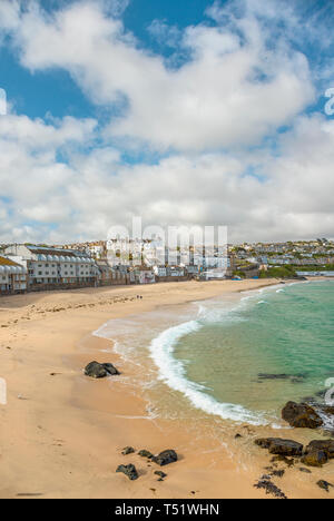 Porthmeor Beach visto dalla penisola dell'isola, St Ives, Cornovaglia, Inghilterra, Regno Unito Foto Stock