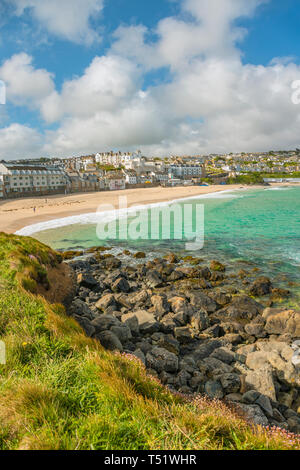 Vista sulla spiaggia di Porthmeor vista dalla penisola dell'isola, St Ives, Cornovaglia, Inghilterra, Regno Unito Foto Stock