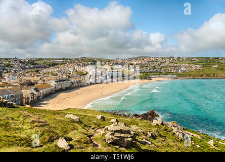 Vista sulla spiaggia di Porthmeor vista dalla penisola dell'isola, St Ives, Cornovaglia, Inghilterra, Regno Unito Foto Stock