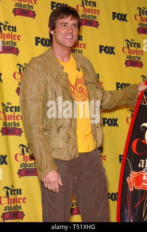 LOS ANGELES, CA. Agosto 14, 2005: Jim Carrey al 2005 Teen Choice Awards presso l'Anfiteatro universale, Hollywood. © 2005 Paul Smith / Featureflash Foto Stock