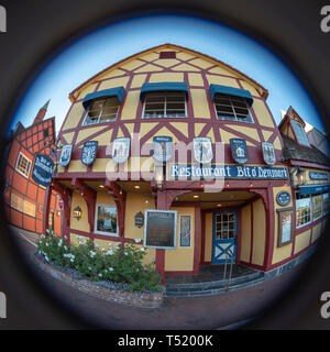 Decorativo con facciata di colore marrone e giallo, 2 Storia ristorante . Danese architettura di stile. Foto Stock