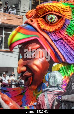 PASTO / COLOMBIA - 6 gennaio 2015: la gente celebra al pasto il carnevale di fronte la coloratissima sfilata di carnevale con le automobili e le maschere Foto Stock