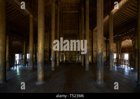 L'oro interno del vecchio legno di teak costruito monastero Shwenandaw a Mandalay, Myanmar. Foto Stock