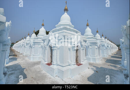 Un angolo ampio, graphic uno sguardo ad alcuni dei più di 700 Stupas che contengono ciascuna una lastra di il libro più grande del mondo. A Kuthodaw pagoda in Manda Foto Stock