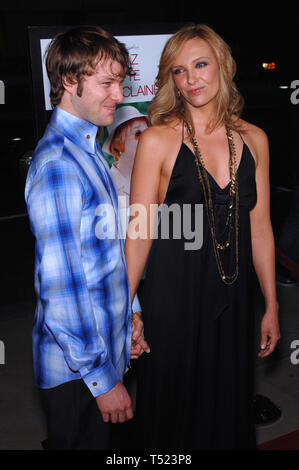 LOS ANGELES, CA. 28 settembre 2005: attrice TONI COLLETTE & marito DAVE GALAFASSI presso il Los Angeles premiere del suo nuovo film nella sua scarpe. © 2005 Paul Smith / Featureflash Foto Stock