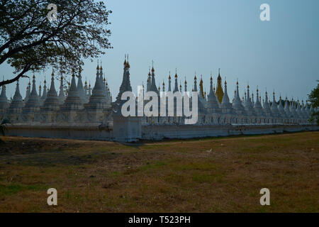 Uno sguardo al imbiancato stupa di Sandi Muni pagoda, dall'esterno del complesso. In Mandalay, Myanmar. Foto Stock