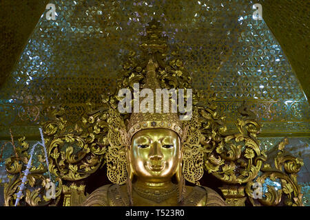 Il ricco, golden Buddha nella principale area altare di Sandi Muni pagoda di Mandalay, Myanmar. Foto Stock