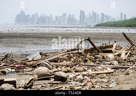 Cestino inquinamento lungo il litorale della Costa del Este Area nella città di Panama Foto Stock