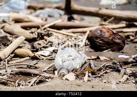 Massiccio inquinamento plastico nella palude di mangrovie di Panama City nella zona di Costa del Este Foto Stock