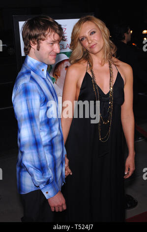 LOS ANGELES, CA. 28 settembre 2005: attrice TONI COLLETTE & marito DAVE GALAFASSI presso il Los Angeles premiere del suo nuovo film nella sua scarpe. © 2005 Paul Smith / Featureflash Foto Stock