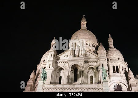 La basilique du Sacré Coeur di Parigi di notte. Foto Stock