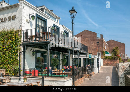 La vecchia nave public house sulla Thames Path che si affaccia sul fiume, Superiore Mall, Hammersmith. Foto Stock