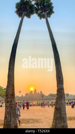 Siem Reap, Cambogia - Marzo 1, 2019 : Turisti guardando alba Angkor Wat in Siem Reap, Cambogia. Foto Stock