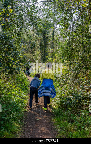 Una famiglia su un camminare lungo sentieri di campagna a th evillage di Perton vicino a Wolverhampton in South Staffordshire, Regno Unito Foto Stock