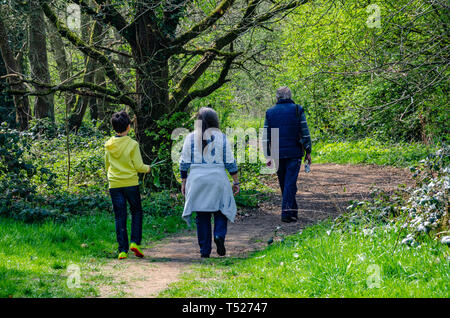 Una famiglia su un camminare lungo sentieri di campagna a th evillage di Perton vicino a Wolverhampton in South Staffordshire, Regno Unito Foto Stock