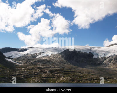 Un ghiacciaio su una strada vicino a dalsnibba / NORVEGIA Foto Stock