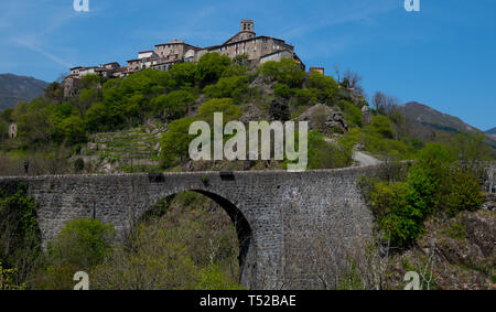 Il pittoresco villaggio di Antraigues sur Volane nella regione Ardeche in Francia Foto Stock