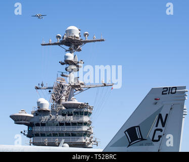 Un E-2C Hawkeye, assegnati al vettore Airborne Early Warning Squadron (VAW) 117, vola sopra la portaerei USS John C. Stennis (CVN 74) nel Mare Rosso, 18 aprile 2019. John C. Stennis Carrier Strike gruppo è distribuito negli Stati Uniti Quinta Flotta area di operazioni a sostegno di operazioni navali per garantire stabilità marittimo e la sicurezza nella regione centrale di collegamento del Mediterraneo e del Pacifico attraverso l'Oceano Indiano occidentale e tre strategici punti di strozzatura. (U.S. Foto di Marina di Massa Specialista comunicazione marinaio Jarrod A. Schad) Foto Stock