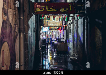 Vicolo stretto con negozi e piccoli ristoranti nella città di Amman, Giordania Foto Stock