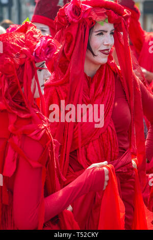 Gli attivisti ambientali vestito come gigante lacrime di sangue che rappresentano le lacrime della terra e delle specie che diventerà extict - estinzione della ribellione Foto Stock