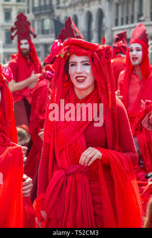 Gli attivisti ambientali vestito come gigante lacrime di sangue che rappresentano le lacrime della terra e delle specie che diventerà extict - estinzione della ribellione Foto Stock