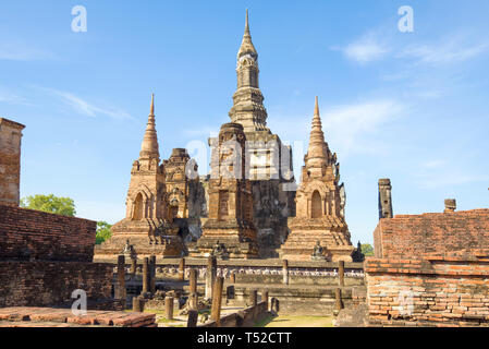 Chedi centrale del tempio Buddista Wat Mahathat in una giornata di sole. Parco storico di Sukhothai, Thailandia Foto Stock