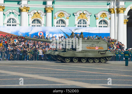 SAINT PETERSBURG, Russia - 06 Maggio 2018: semoventi di artiglieria 'Msta-S' prendere parte alle prove generali della parata militare in onore di Victo Foto Stock