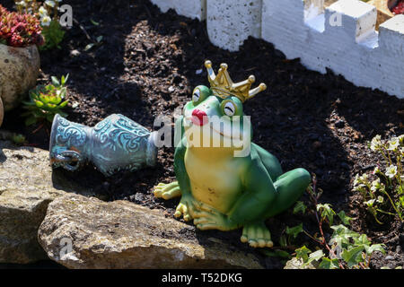 La principessa decorativo rana nel giardino con laghetto. Foto Stock