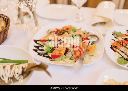 Festosa buffet salato, carne, pesce e patatine, palline di formaggio e altre specialità per la celebrazione di matrimoni e altri eventi ben decorate Foto Stock