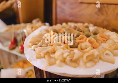 Festosa buffet salato, carne, pesce e patatine, palline di formaggio e altre specialità per la celebrazione di matrimoni e altri eventi ben decorate Foto Stock