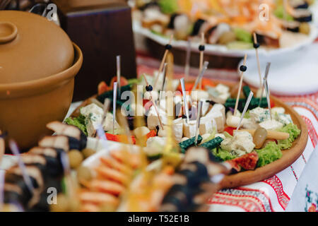 Festosa buffet salato, carne, pesce e patatine, palline di formaggio e altre specialità per la celebrazione di matrimoni e altri eventi ben decorate Foto Stock