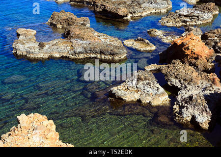 Piscine di roccia a Los Arenetes in San Antnio riserva marina, Les Rotes, Denia, Spagna Foto Stock