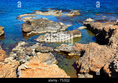 Piscine di roccia a Los Arenetes in San Antonio riserva marina, Les Rotes, Denia, Spagna Foto Stock