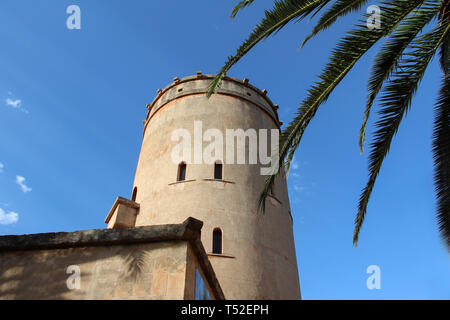 La città vecchia torre contro il cielo blu. Foto Stock