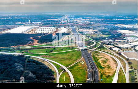 Autostrade e gli interscambi stradali vicino a Dallas in Texas, Stati Uniti Foto Stock