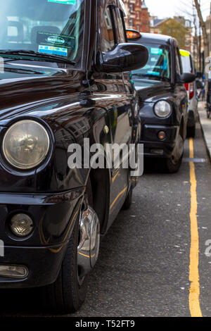 Londra, Gran Bretagna. Aprile 12, 2019. Kensington street. Parcheggio della cabina. Cabmen sono in attesa per i clienti. Londra cabina è considerato il migliore taxi in Foto Stock