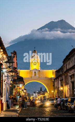 Arco de Santa Catalina e Volcan de Agua in Antigua Guatemala, America Centrale Foto Stock