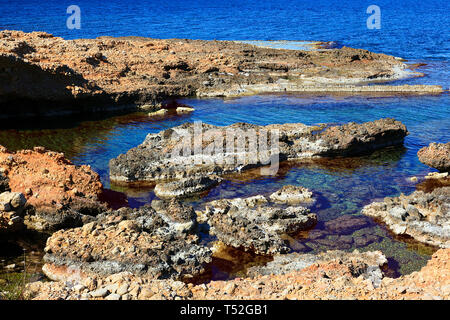 Piscine di roccia a Los Arenetes in San Antonio riserva marina, Les Rotes, Denia, Spagna Foto Stock