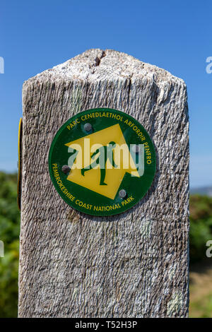 Indicatore di direzione su un post che mostra Il Pembrokeshire Coast National Park, il Galles. Foto Stock