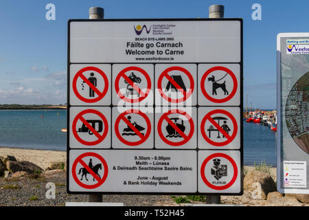 La Contea di Wexford spiaggia consigli bye-leggi segno vicino alla spiaggia in carne Beach, Co Wexford, Irlanda. Foto Stock