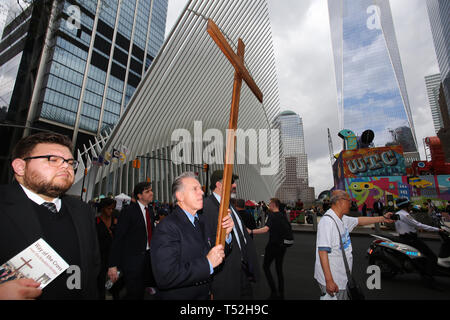 La XXIV edizione della Via Crucis processione dalla Cattedrale di San Giacomo nel centro di Brooklyn a Ground Zero di Lower Manhattan. Portando la processione è stato il Vescovo della Diocesi di Brooklyn & Queens Nicholas DiMarzio. Per tradizione la processione si arresta in corrispondenza del ponte di Brooklyn Bridge della torre di Manhattan, City Hall & Ground Zero per le preghiere e gli inni e meditazione prima di terminare presso la chiesa di San Giacomo su Barclay & Chiesa strade di Manhattan. (Foto di Andy Katz/Pacific Stampa) Foto Stock