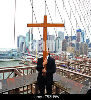 La XXIV edizione della Via Crucis processione dalla Cattedrale di San Giacomo nel centro di Brooklyn a Ground Zero di Lower Manhattan. Portando la processione è stato il Vescovo della Diocesi di Brooklyn & Queens Nicholas DiMarzio. Per tradizione la processione si arresta in corrispondenza del ponte di Brooklyn Bridge della torre di Manhattan, City Hall & Ground Zero per le preghiere e gli inni e meditazione prima di terminare presso la chiesa di San Giacomo su Barclay & Chiesa strade di Manhattan. (Foto di Andy Katz/Pacific Stampa) Foto Stock