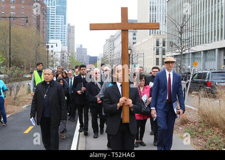 La XXIV edizione della Via Crucis processione dalla Cattedrale di San Giacomo nel centro di Brooklyn a Ground Zero di Lower Manhattan. Portando la processione è stato il Vescovo della Diocesi di Brooklyn & Queens Nicholas DiMarzio. Per tradizione la processione si arresta in corrispondenza del ponte di Brooklyn Bridge della torre di Manhattan, City Hall & Ground Zero per le preghiere e gli inni e meditazione prima di terminare presso la chiesa di San Giacomo su Barclay & Chiesa strade di Manhattan. (Foto di Andy Katz/Pacific Stampa) Foto Stock
