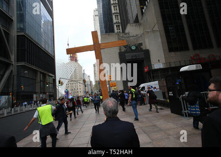 La XXIV edizione della Via Crucis processione dalla Cattedrale di San Giacomo nel centro di Brooklyn a Ground Zero di Lower Manhattan. Portando la processione è stato il Vescovo della Diocesi di Brooklyn & Queens Nicholas DiMarzio. Per tradizione la processione si arresta in corrispondenza del ponte di Brooklyn Bridge della torre di Manhattan, City Hall & Ground Zero per le preghiere e gli inni e meditazione prima di terminare presso la chiesa di San Giacomo su Barclay & Chiesa strade di Manhattan. (Foto di Andy Katz/Pacific Stampa) Foto Stock