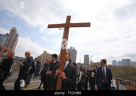 La XXIV edizione della Via Crucis processione dalla Cattedrale di San Giacomo nel centro di Brooklyn a Ground Zero di Lower Manhattan. Portando la processione è stato il Vescovo della Diocesi di Brooklyn & Queens Nicholas DiMarzio. Per tradizione la processione si arresta in corrispondenza del ponte di Brooklyn Bridge della torre di Manhattan, City Hall & Ground Zero per le preghiere e gli inni e meditazione prima di terminare presso la chiesa di San Giacomo su Barclay & Chiesa strade di Manhattan. (Foto di Andy Katz/Pacific Stampa) Foto Stock