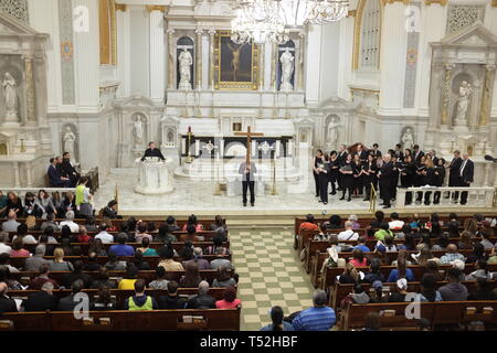 La XXIV edizione della Via Crucis processione dalla Cattedrale di San Giacomo nel centro di Brooklyn a Ground Zero di Lower Manhattan. Portando la processione è stato il Vescovo della Diocesi di Brooklyn & Queens Nicholas DiMarzio. Per tradizione la processione si arresta in corrispondenza del ponte di Brooklyn Bridge della torre di Manhattan, City Hall & Ground Zero per le preghiere e gli inni e meditazione prima di terminare presso la chiesa di San Giacomo su Barclay & Chiesa strade di Manhattan. (Foto di Andy Katz/Pacific Stampa) Foto Stock